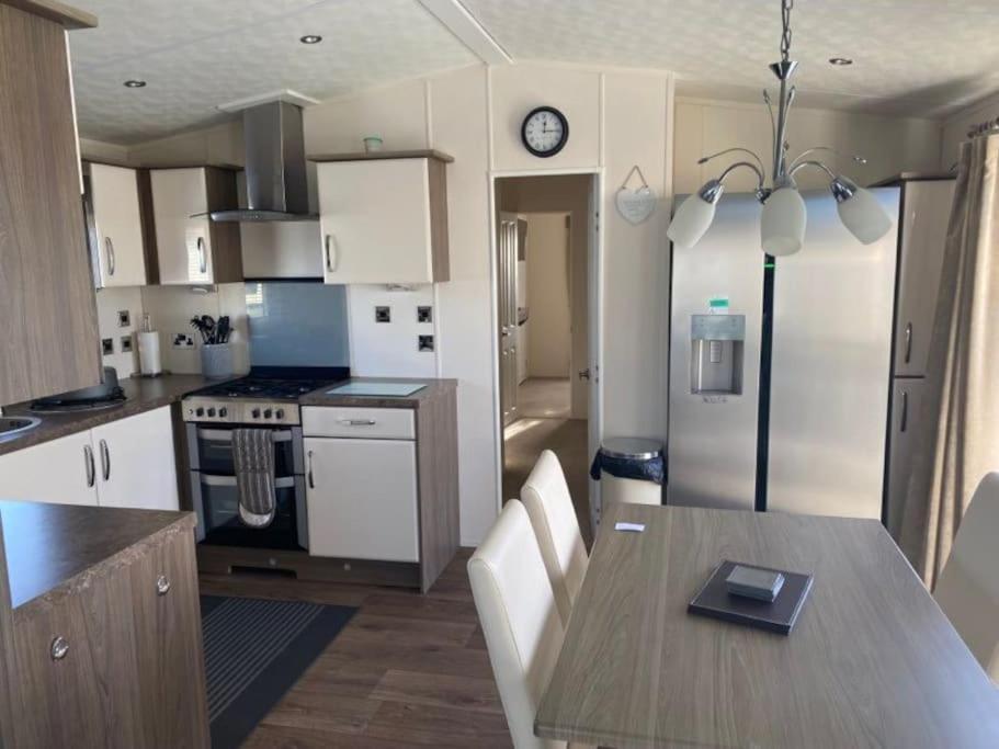2 Bed, 2 Bath Lodge Style Caravan With Hot Tub & Private Garden At Patrington Haven Leisure Park Dış mekan fotoğraf
