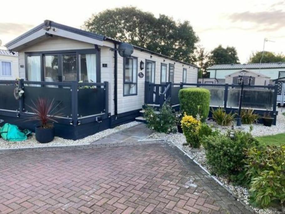 2 Bed, 2 Bath Lodge Style Caravan With Hot Tub & Private Garden At Patrington Haven Leisure Park Dış mekan fotoğraf